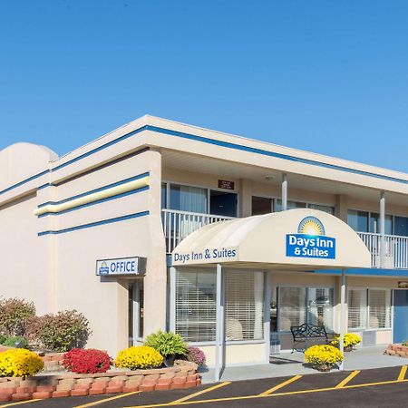 Days Inn & Suites By Wyndham Dayton North Exteriör bild