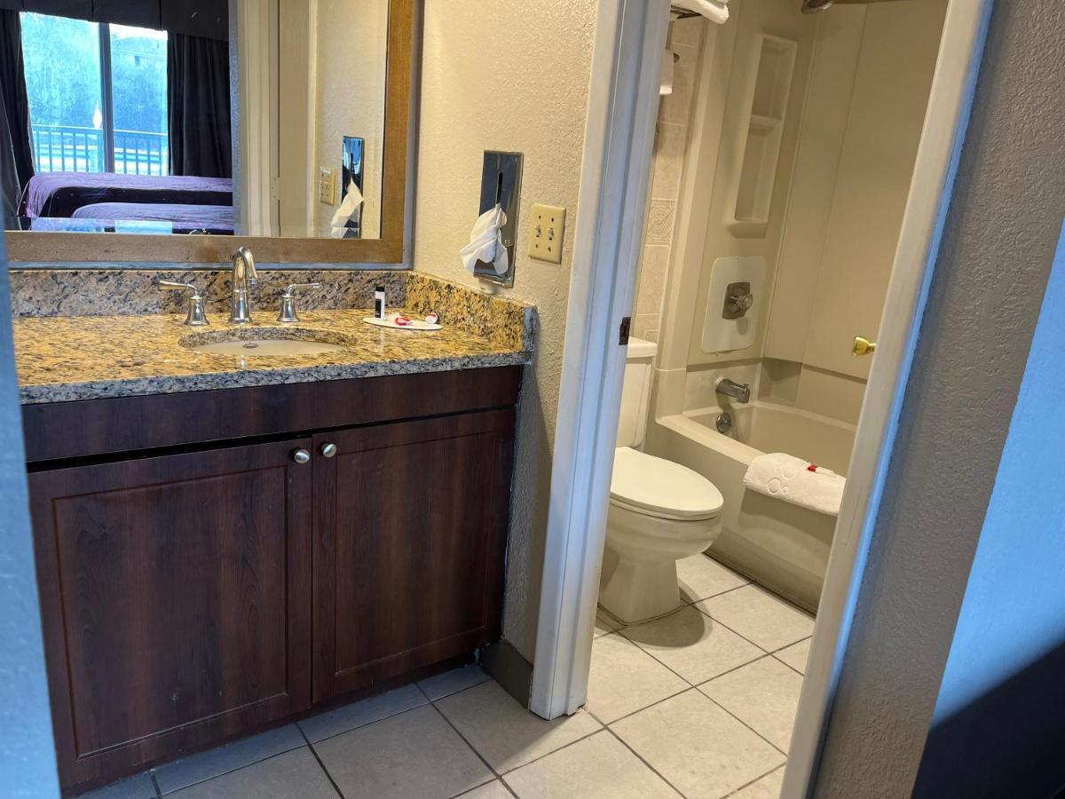 Days Inn & Suites By Wyndham Dayton North Exteriör bild