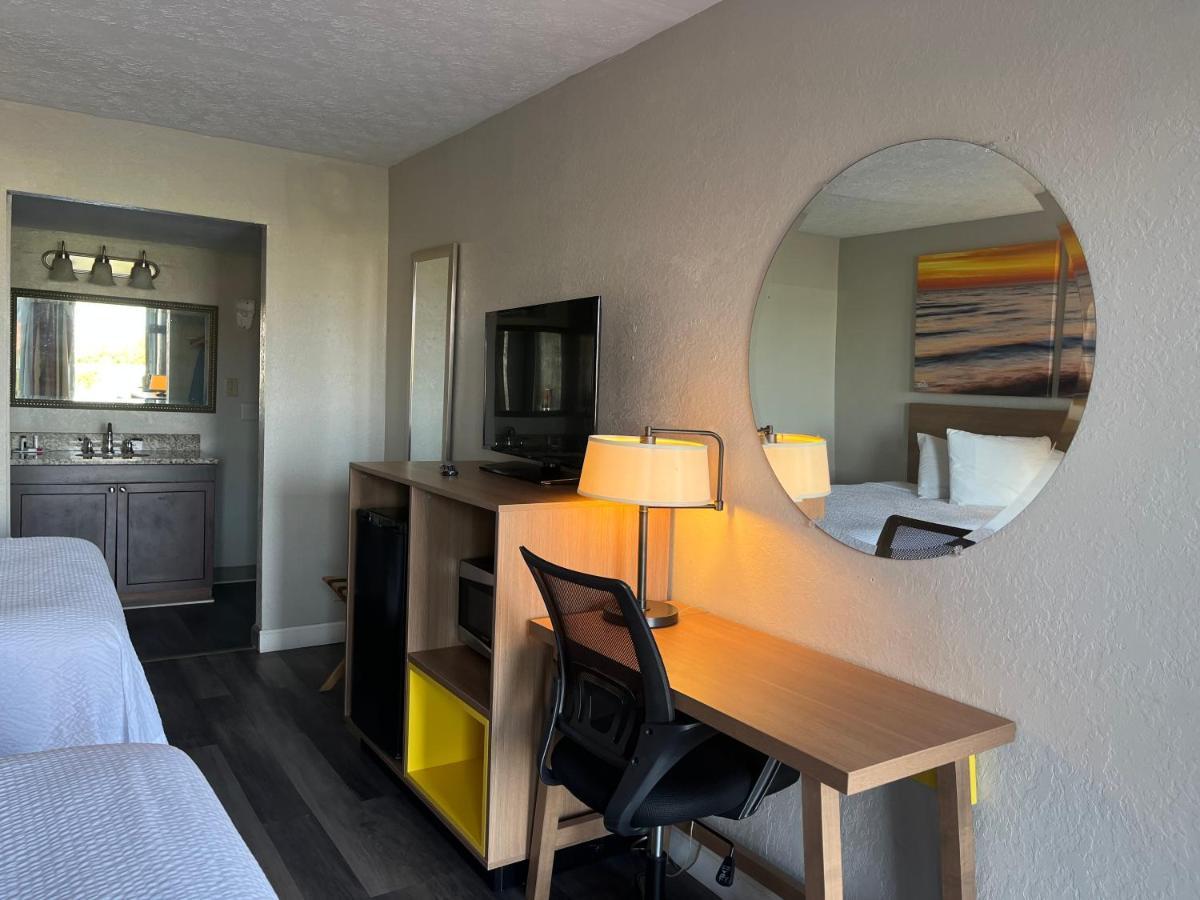 Days Inn & Suites By Wyndham Dayton North Exteriör bild
