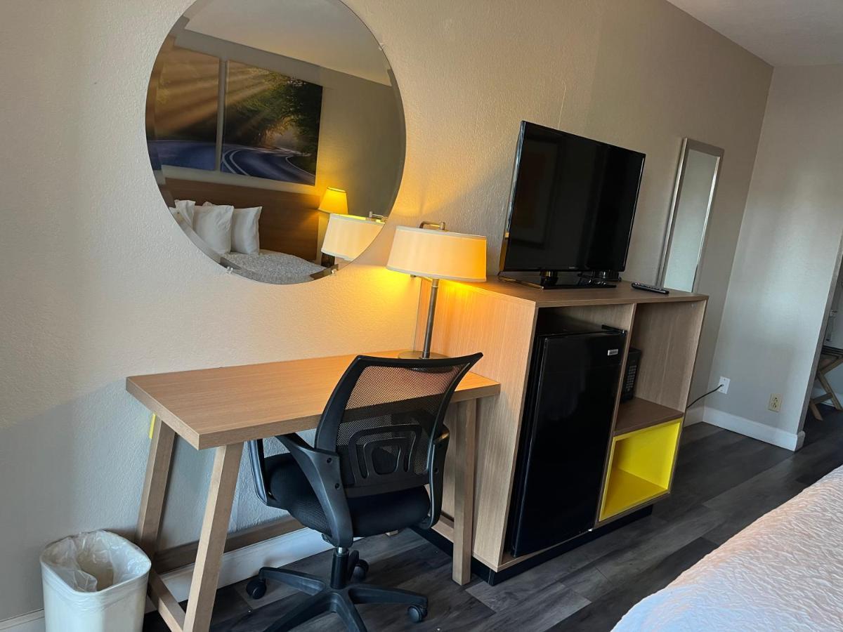 Days Inn & Suites By Wyndham Dayton North Exteriör bild