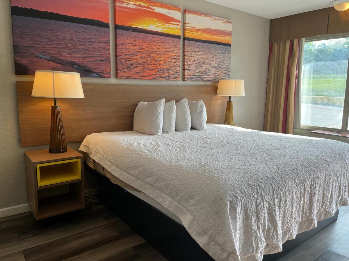 Days Inn & Suites By Wyndham Dayton North Exteriör bild