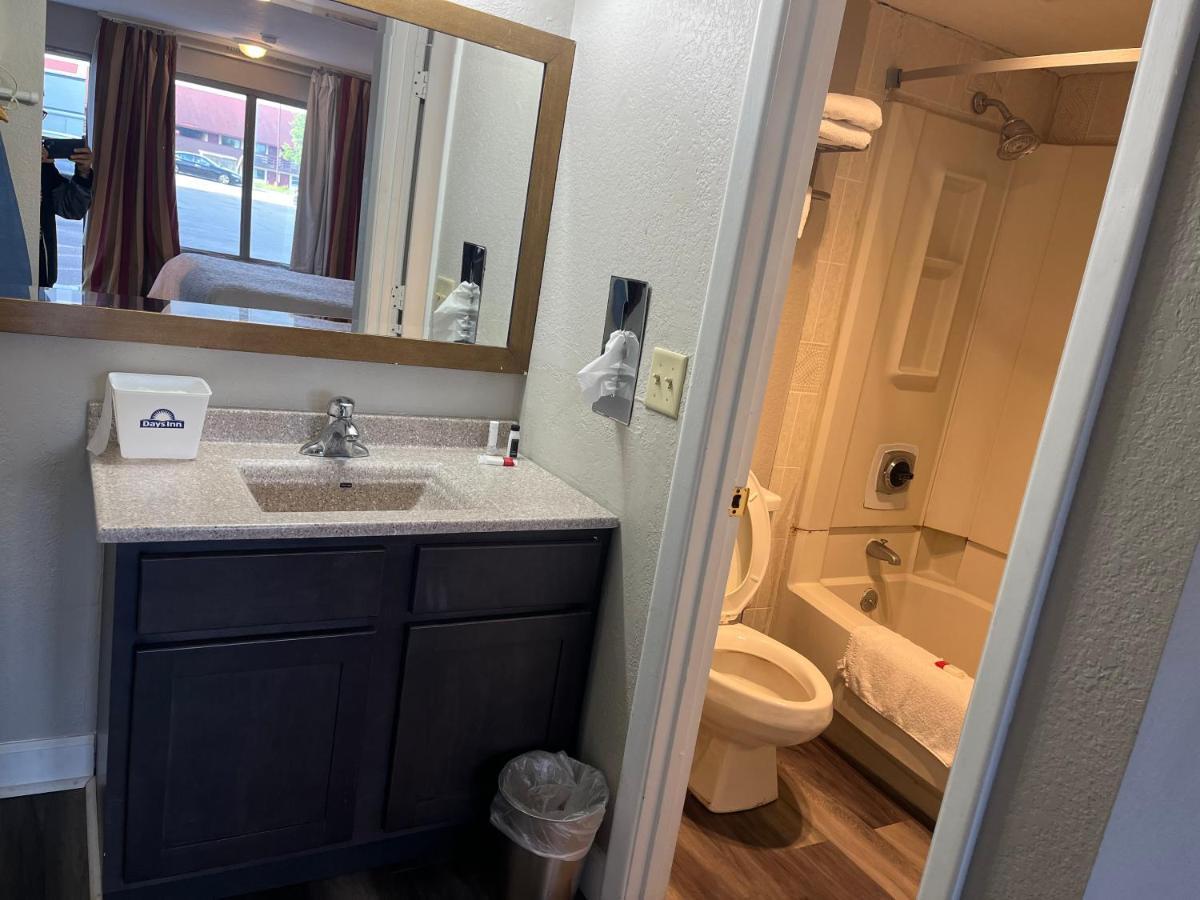 Days Inn & Suites By Wyndham Dayton North Exteriör bild