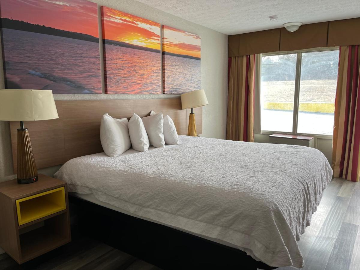 Days Inn & Suites By Wyndham Dayton North Exteriör bild