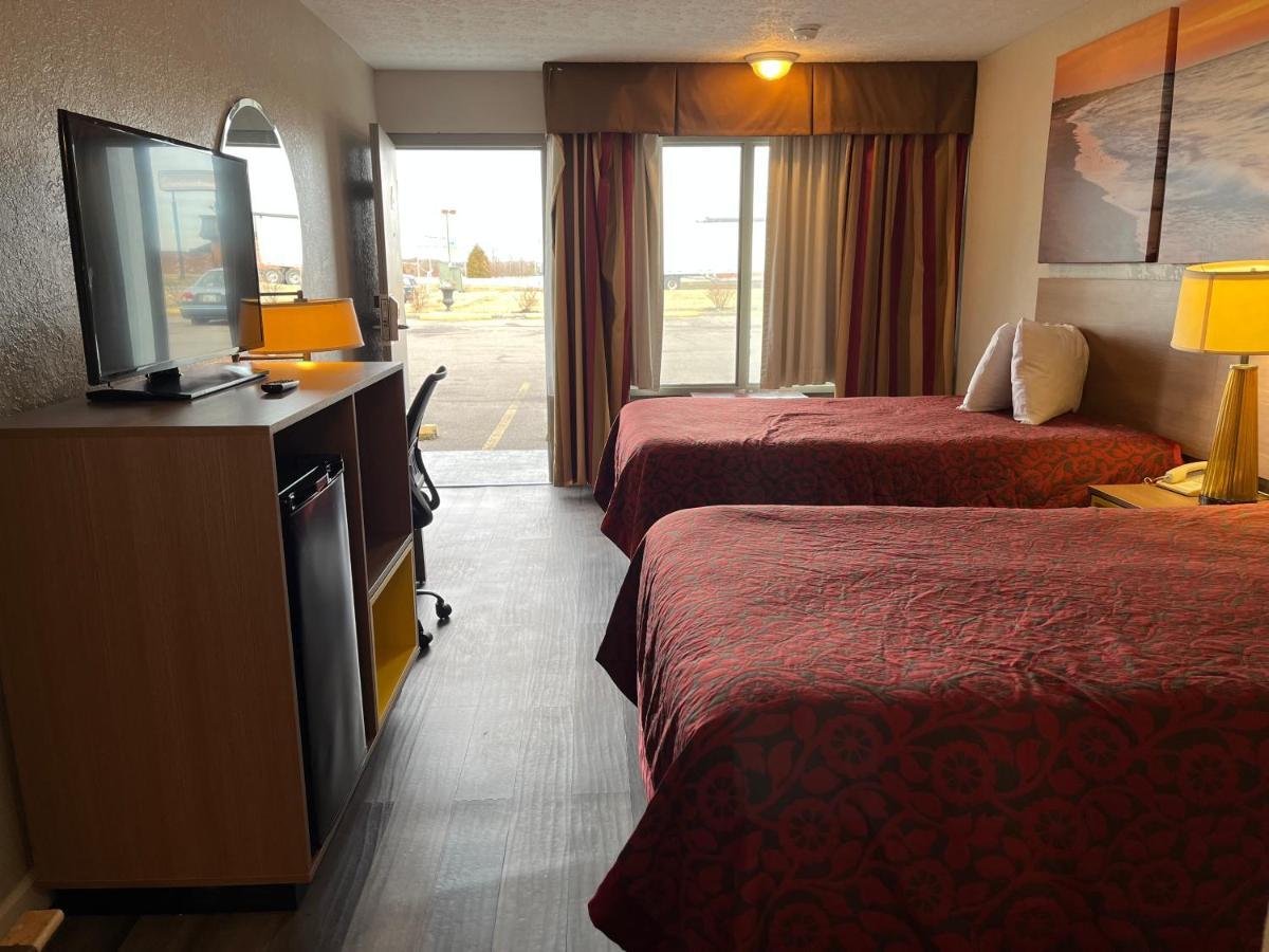 Days Inn & Suites By Wyndham Dayton North Exteriör bild