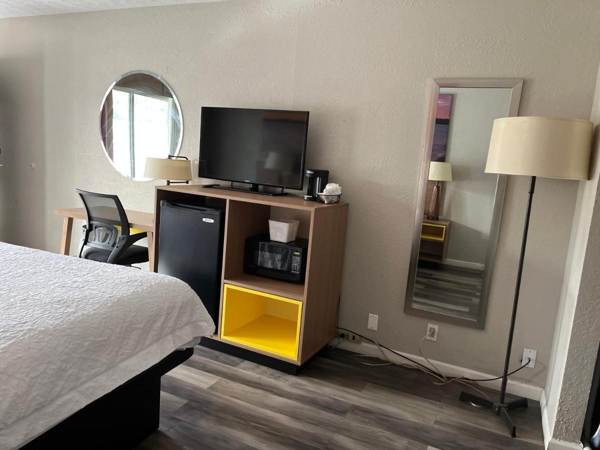 Days Inn & Suites By Wyndham Dayton North Exteriör bild