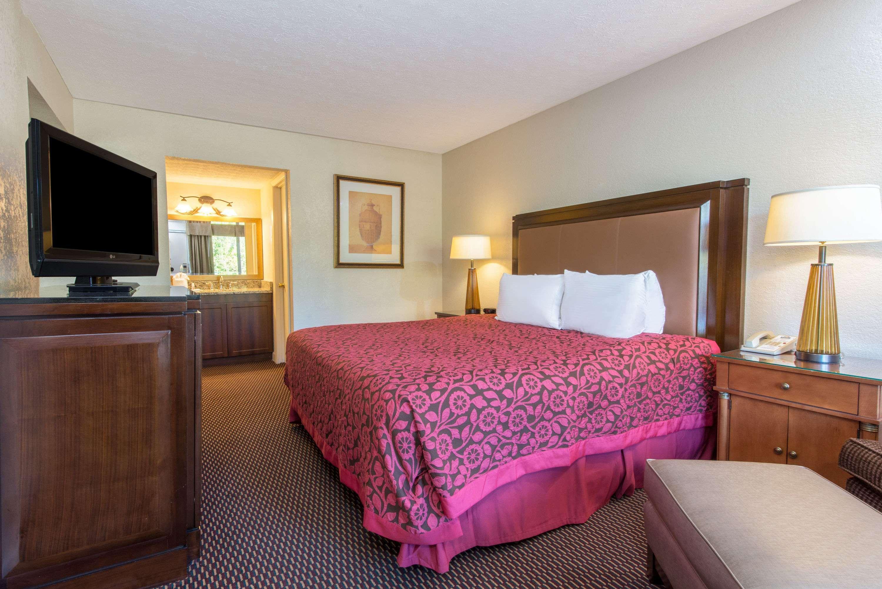 Days Inn & Suites By Wyndham Dayton North Exteriör bild