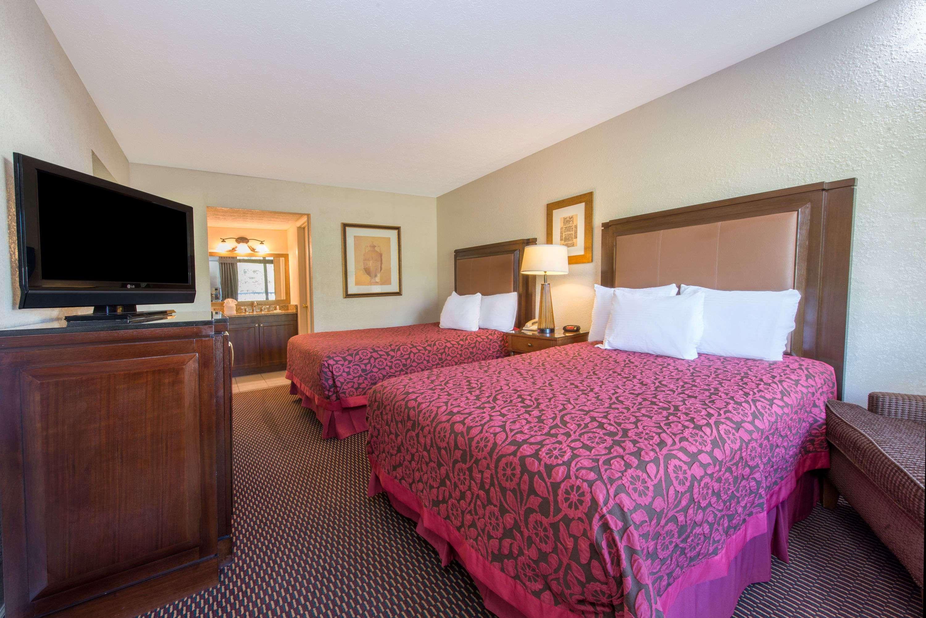 Days Inn & Suites By Wyndham Dayton North Exteriör bild