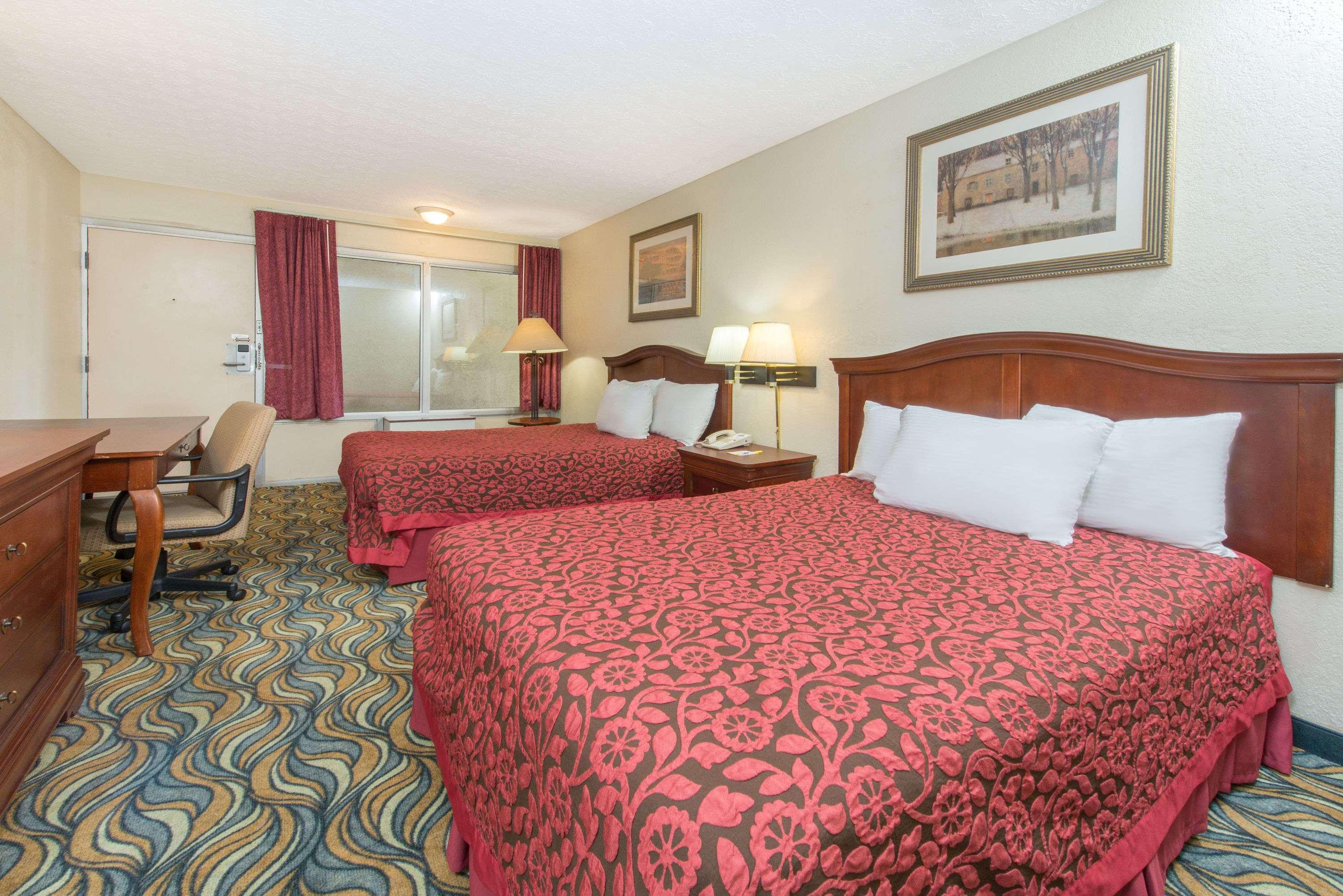 Days Inn & Suites By Wyndham Dayton North Exteriör bild