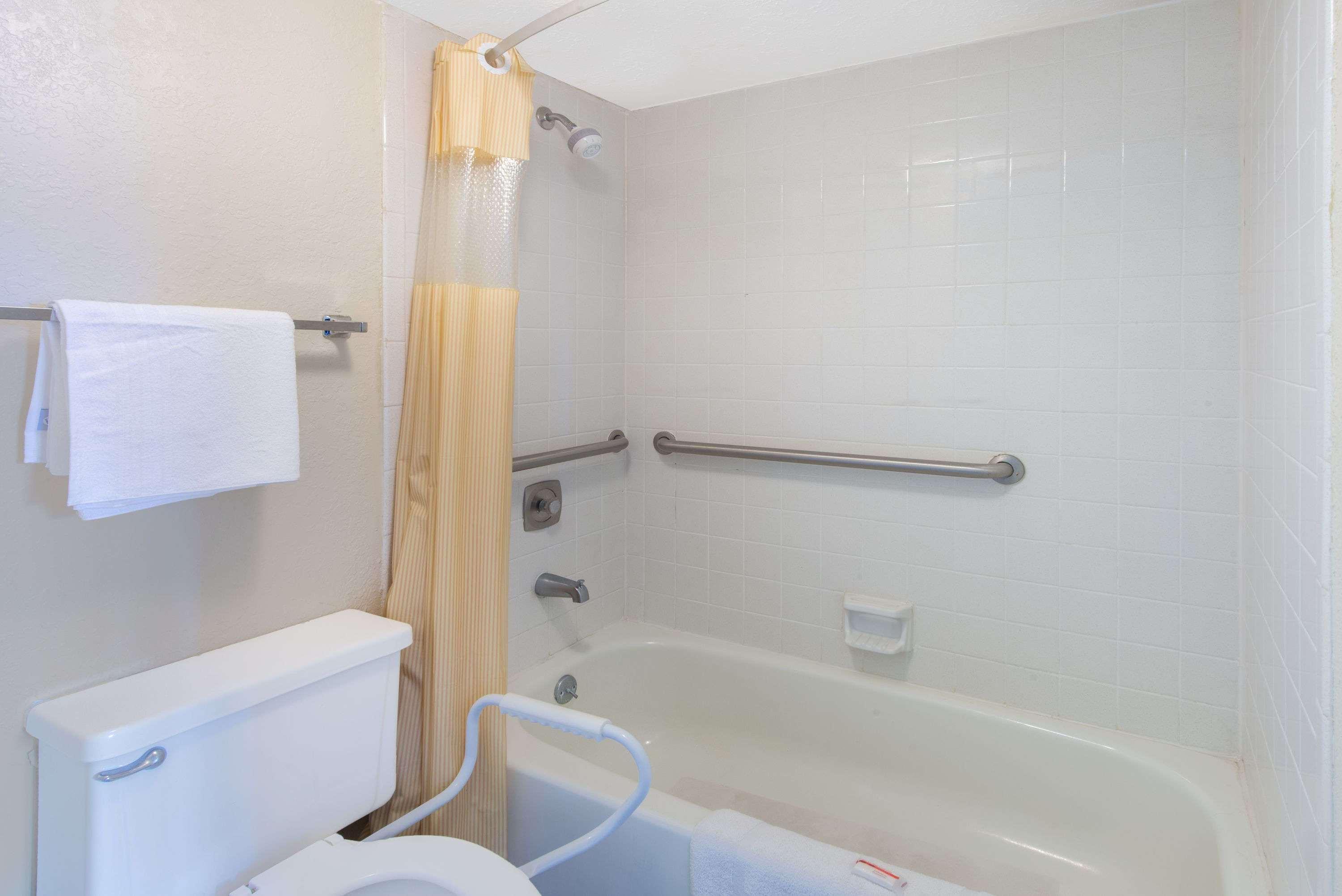 Days Inn & Suites By Wyndham Dayton North Exteriör bild