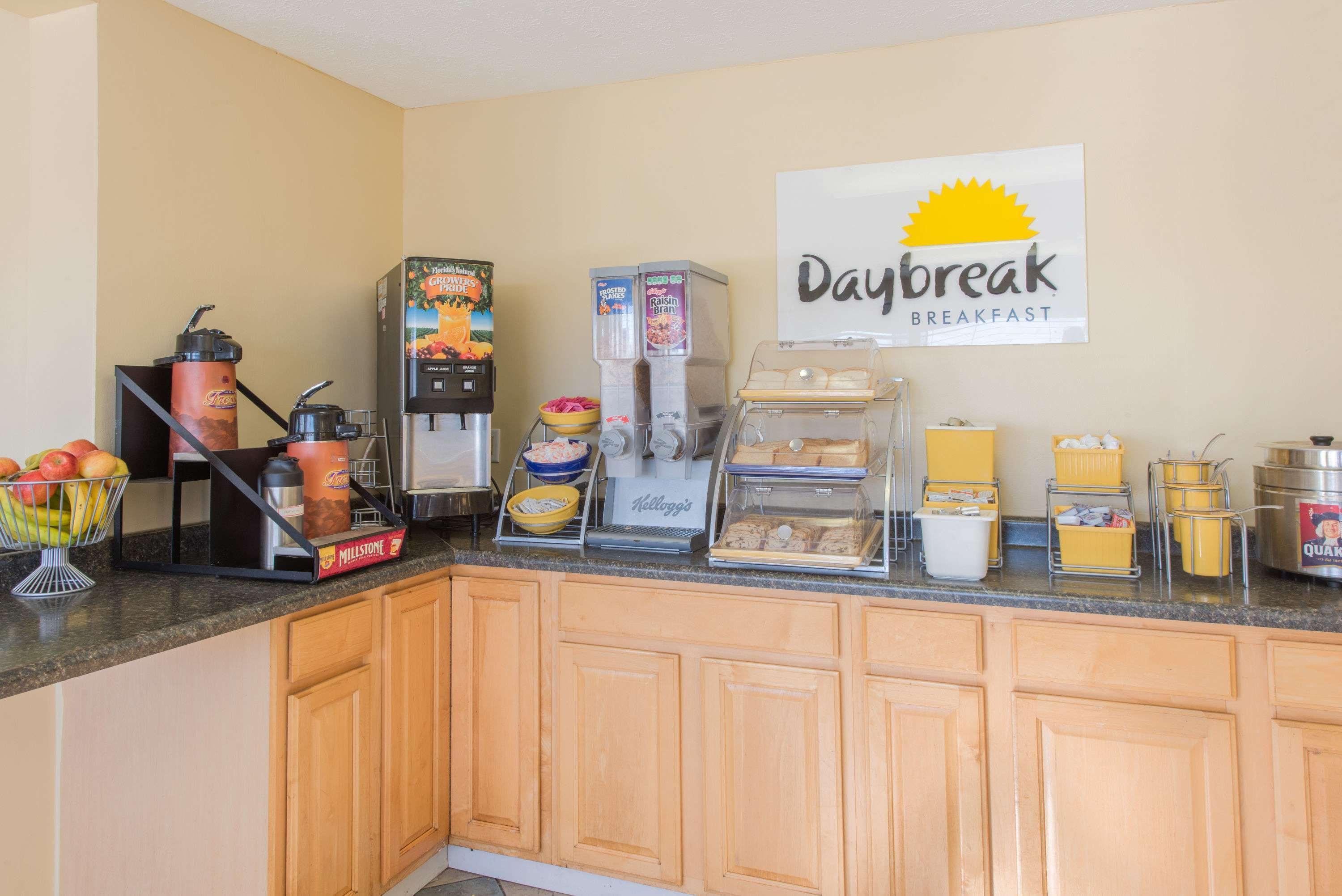 Days Inn & Suites By Wyndham Dayton North Exteriör bild