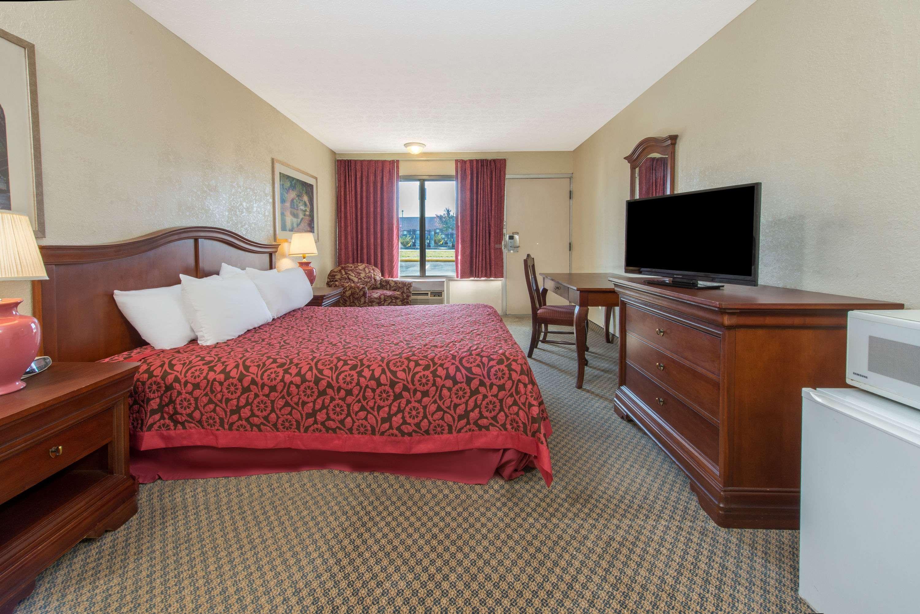 Days Inn & Suites By Wyndham Dayton North Exteriör bild