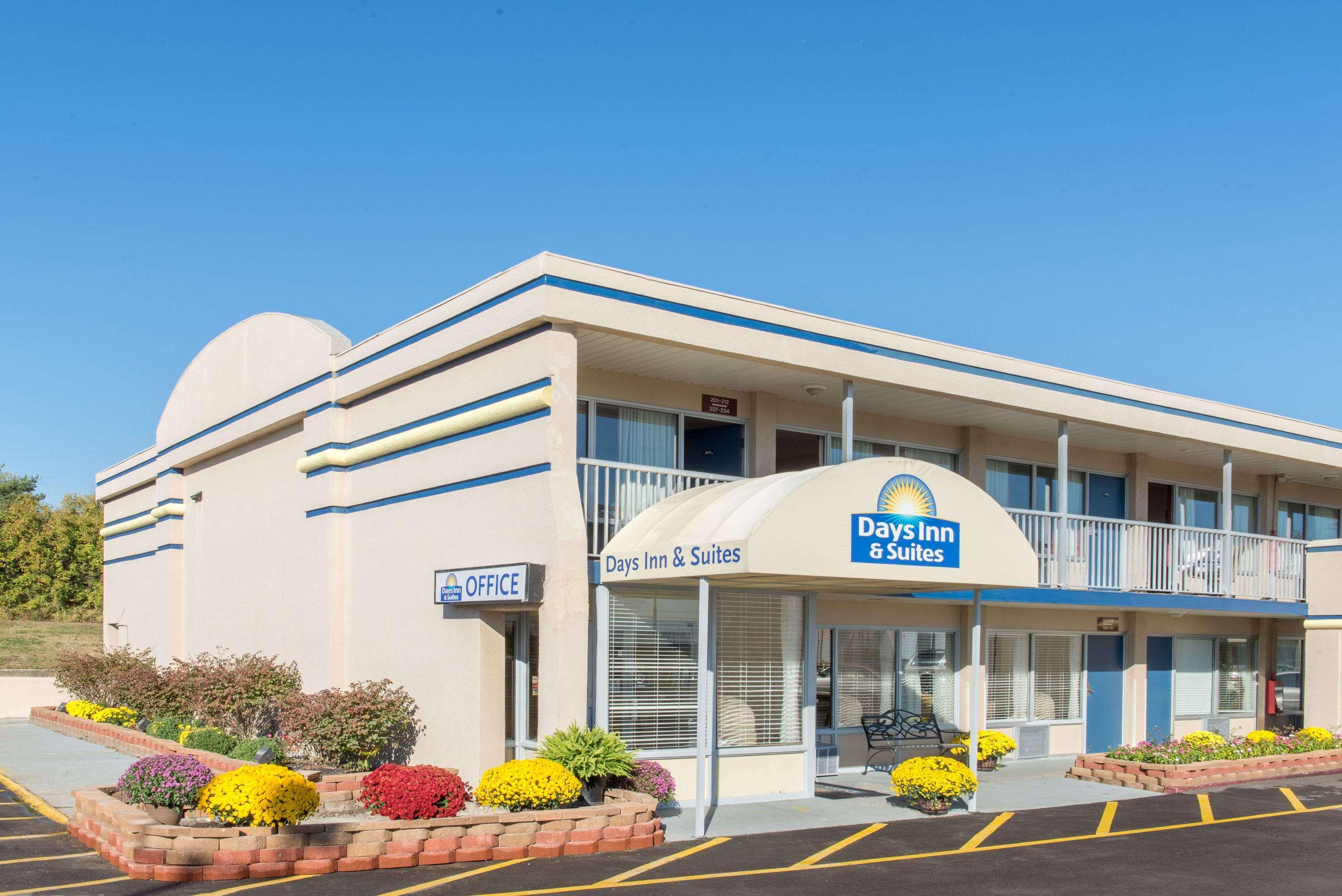 Days Inn & Suites By Wyndham Dayton North Exteriör bild