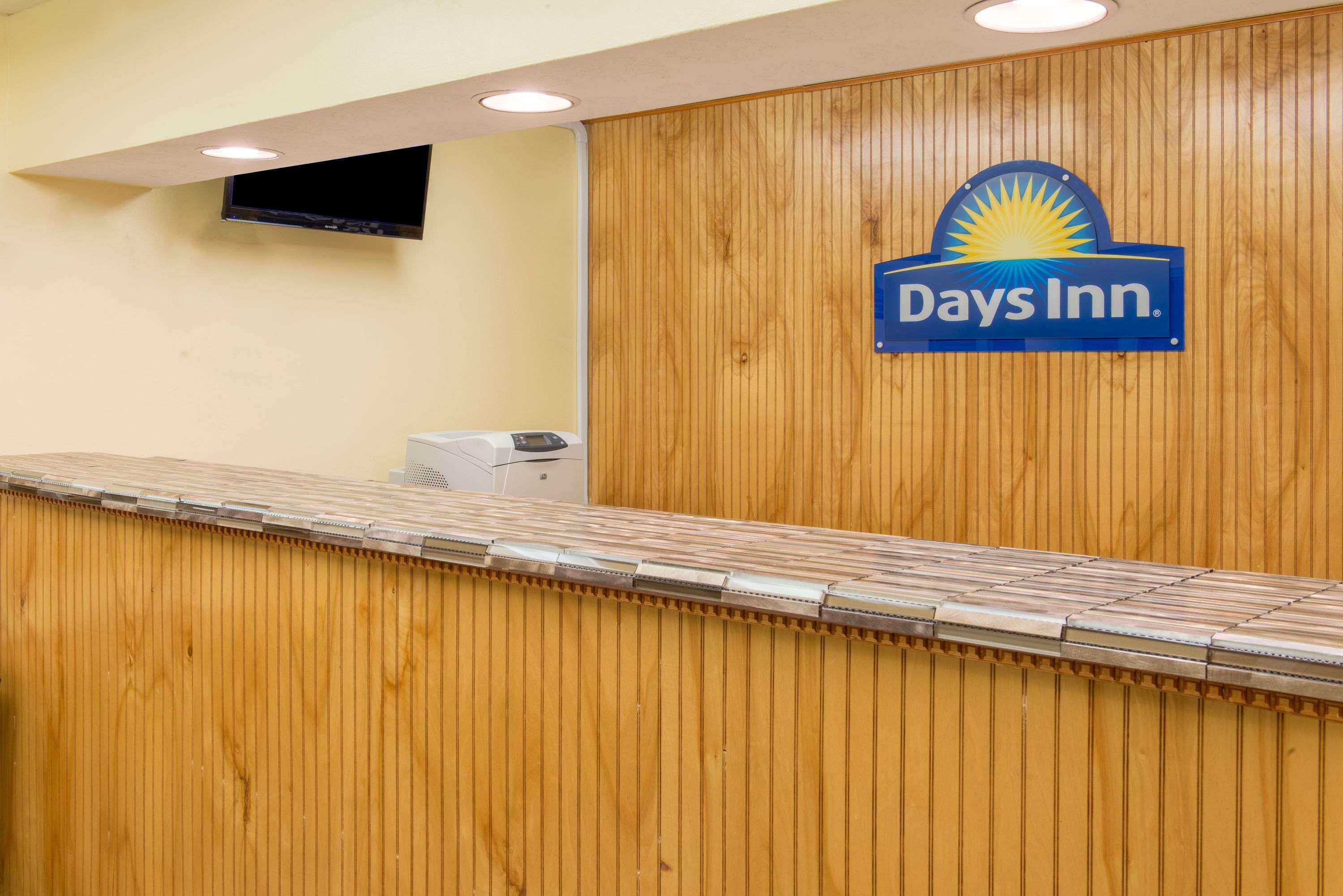 Days Inn & Suites By Wyndham Dayton North Exteriör bild