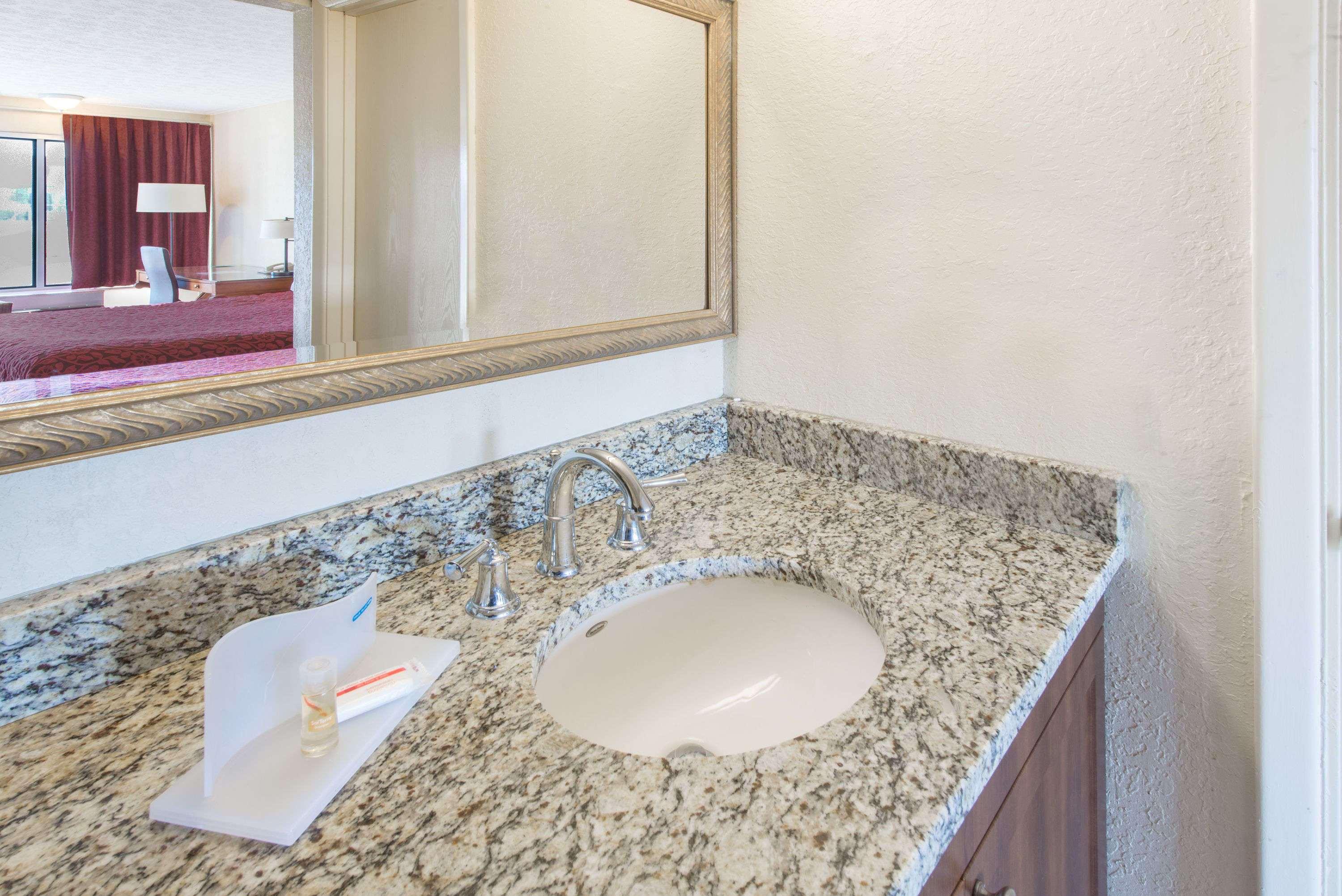 Days Inn & Suites By Wyndham Dayton North Exteriör bild
